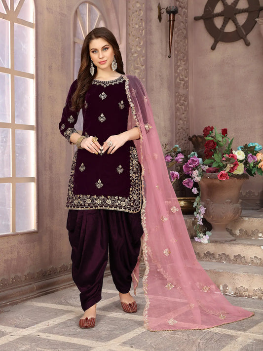 Salwar suit en velours couleur violet foncé avec broderie au fil et sequins.