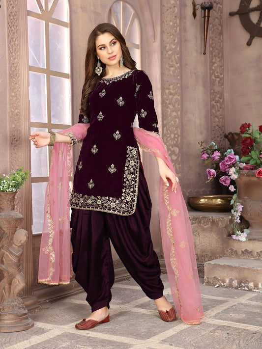 Salwar suit en velours couleur violet foncé avec broderie au fil et sequins.