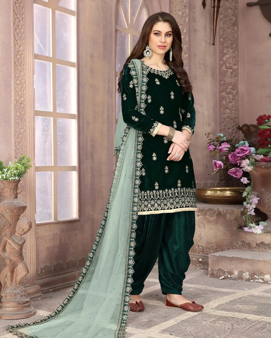 Salwar suit en velours vert avec broderie au fil et sequins