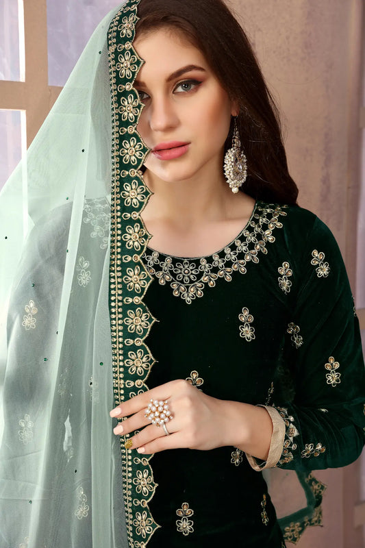 Salwar suit en velours vert avec broderie au fil et sequins
