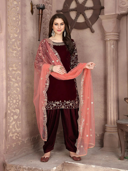 Salwar suit en velours bordeaux avec broderie au fil et sequins