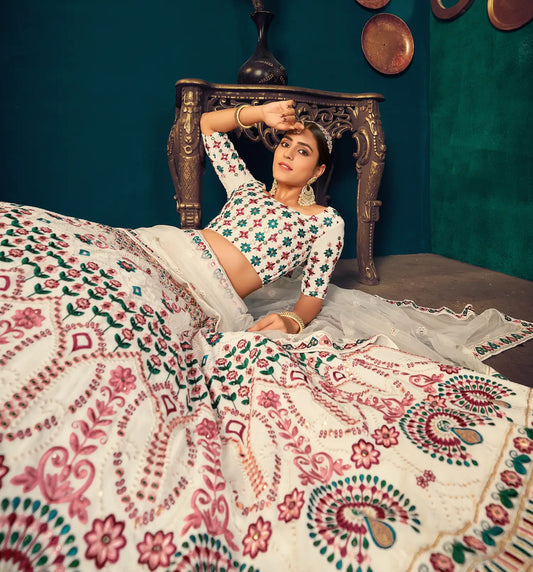 Lehenga Choli en Georgette Blanc Perle avec Broderie en Fil, Sequins et Gota Patti