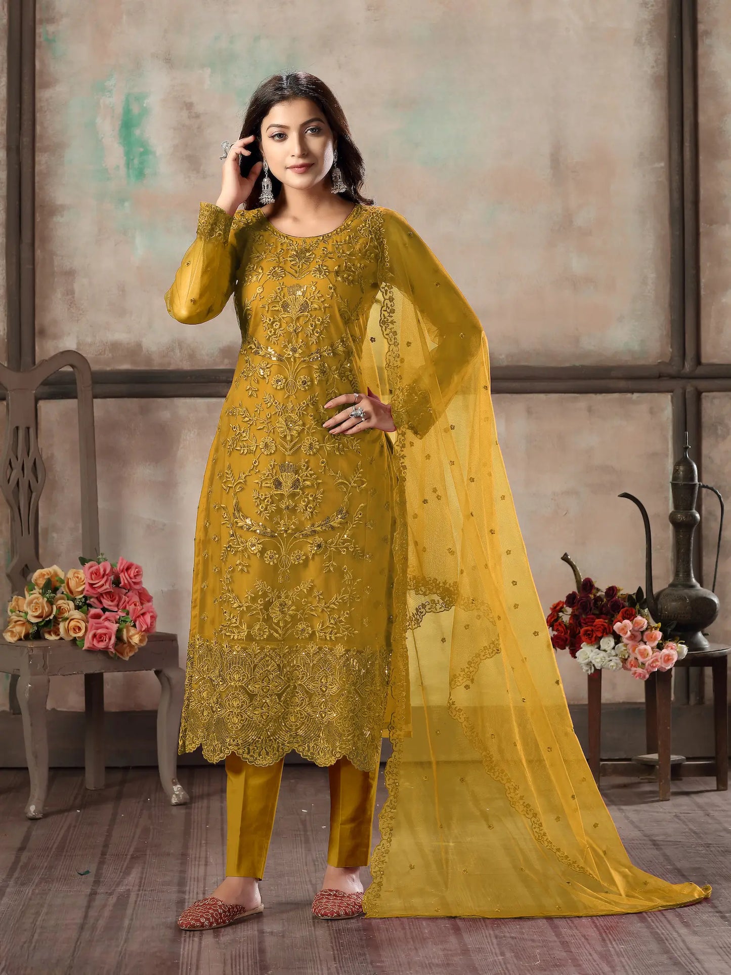 Ensemble Salwar en filet jaune avec broderie au fil et sequins