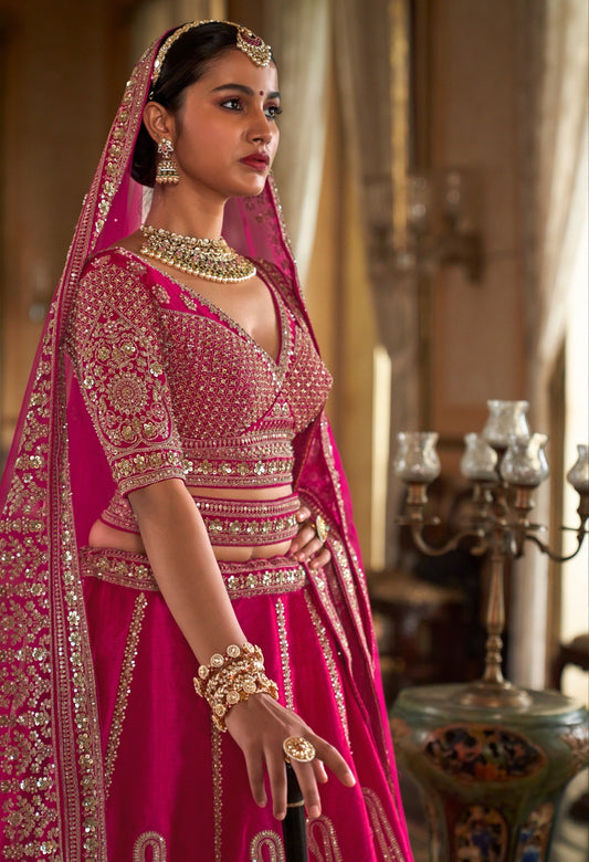 Lehenga de mariée rose fuchsia riche inspiration de créateur COLLECTION SAJYA