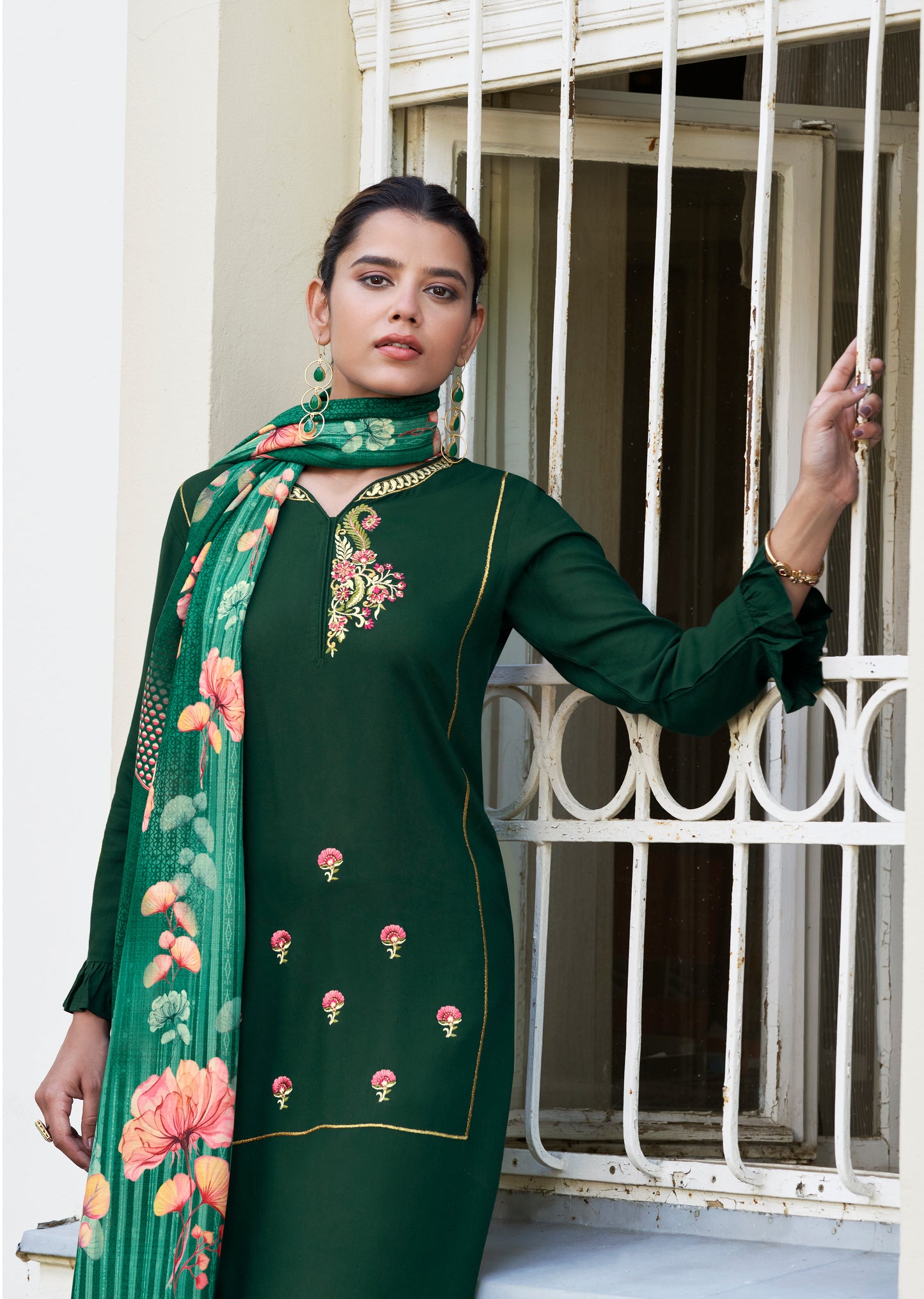 Wunderschönes langes Kurta aus Seide in Schwarz und Bronze