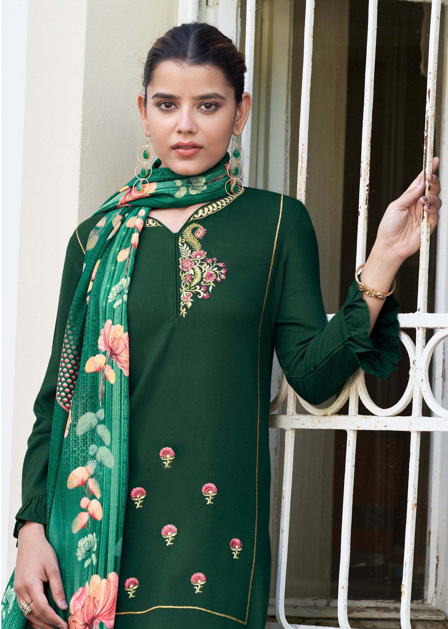 Wunderschönes langes Kurta aus Seide in Schwarz und Bronze