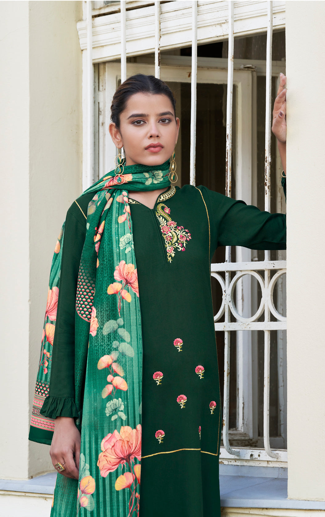 Wunderschönes langes Kurta aus Seide in Schwarz und Bronze