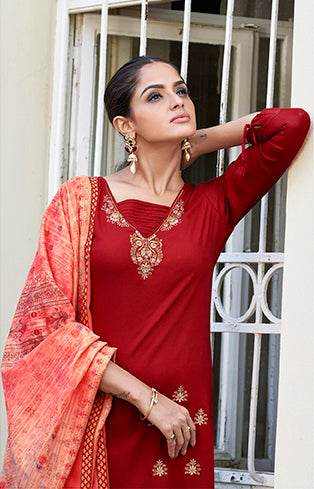 Ensemble Kurta long en rayon avec dupatta rouge flamboyant et détails modernes