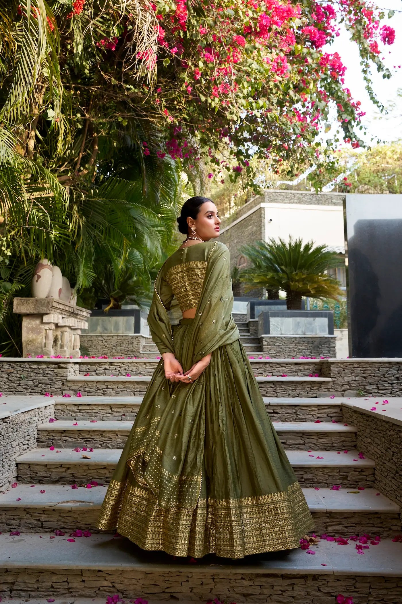 Olivgrüner Chanderi-Seiden-Lehenga-Choli mit Zari-Webarbeit