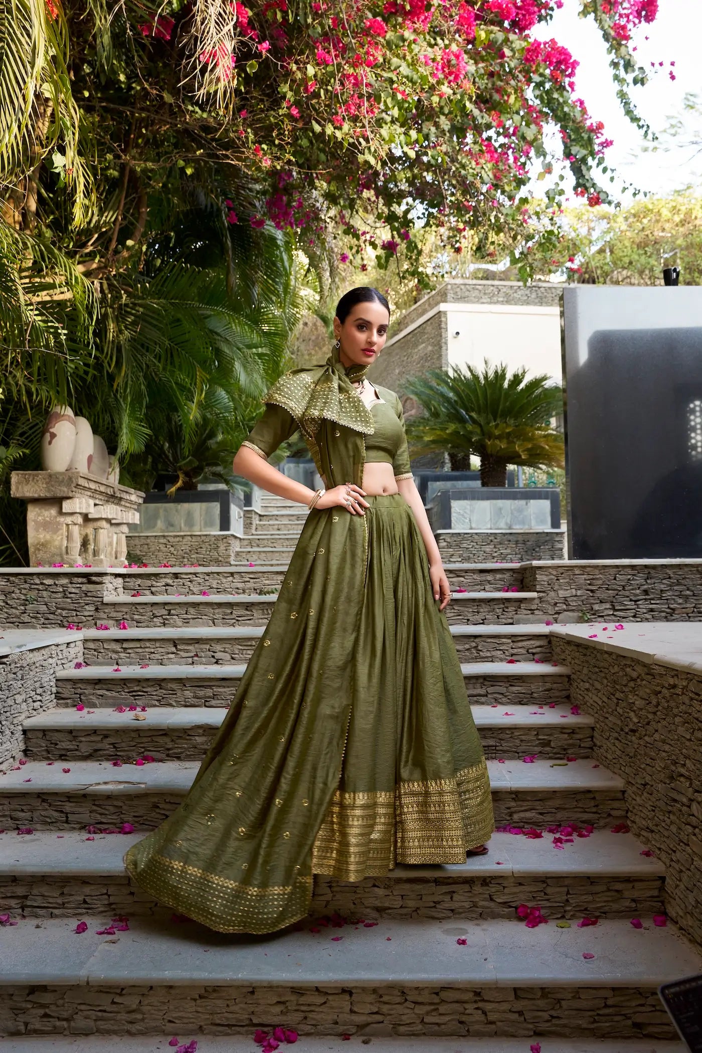 Olivgrüner Chanderi-Seiden-Lehenga-Choli mit Zari-Webarbeit