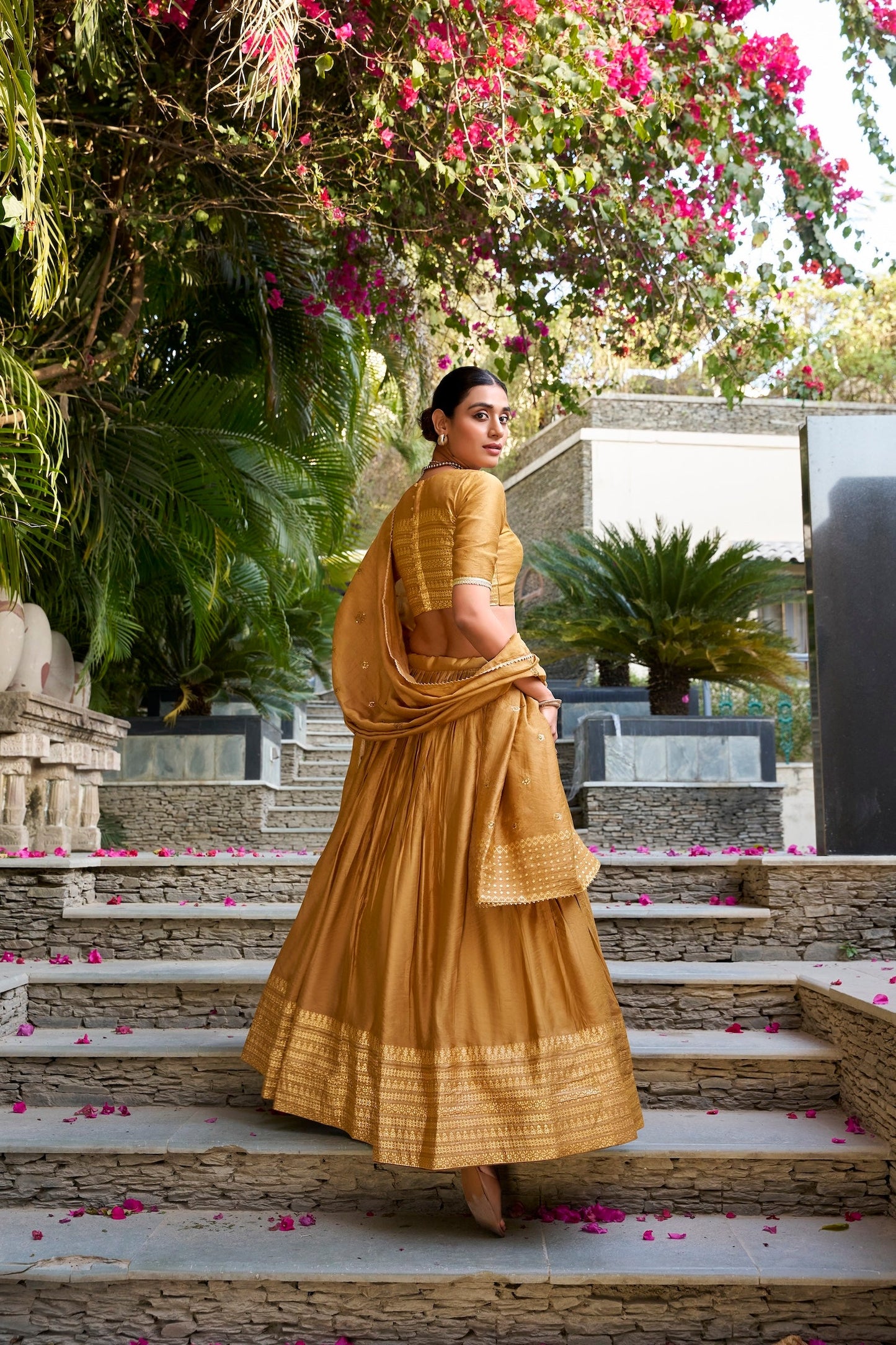 Lehenga Choli en soie Chanderi moutarde clair avec travail de tissage en zari