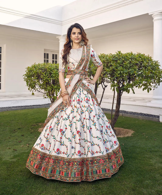 Lehenga Choli Blanc en Soie Blanche avec Broderie au Fil et Sequins COLLECTION KAYANI
