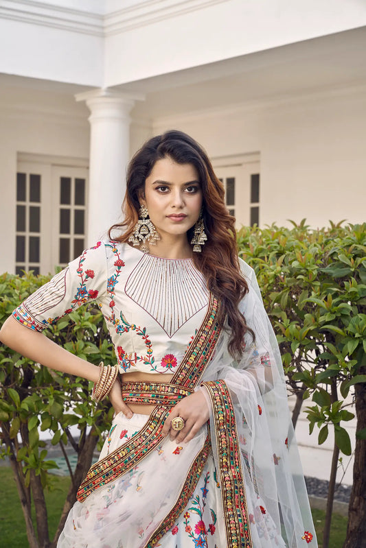 Lehenga Choli Blanc en Soie Blanche avec Broderie au Fil et Sequins COLLECTION KAYANI