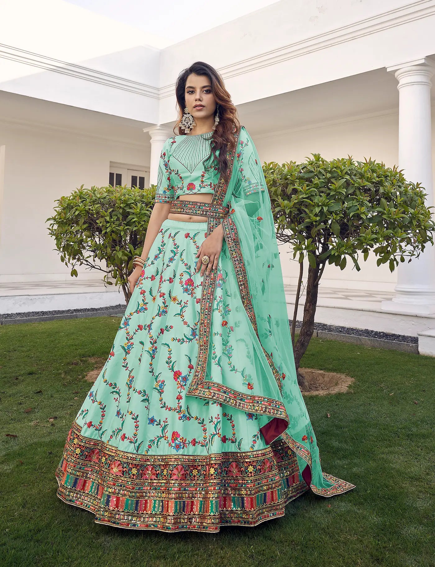 Lehenga Choli Vert en Soie Verte avec Broderie au Fil et Sequins COLLECTION KAYANI