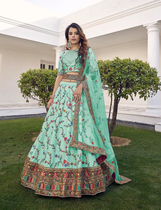 Lehenga Choli Vert en Soie Verte avec Broderie au Fil et Sequins COLLECTION KAYANI