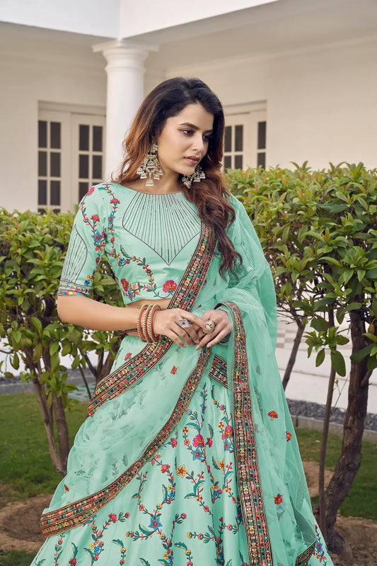 Lehenga Choli Vert en Soie Verte avec Broderie au Fil et Sequins COLLECTION KAYANI