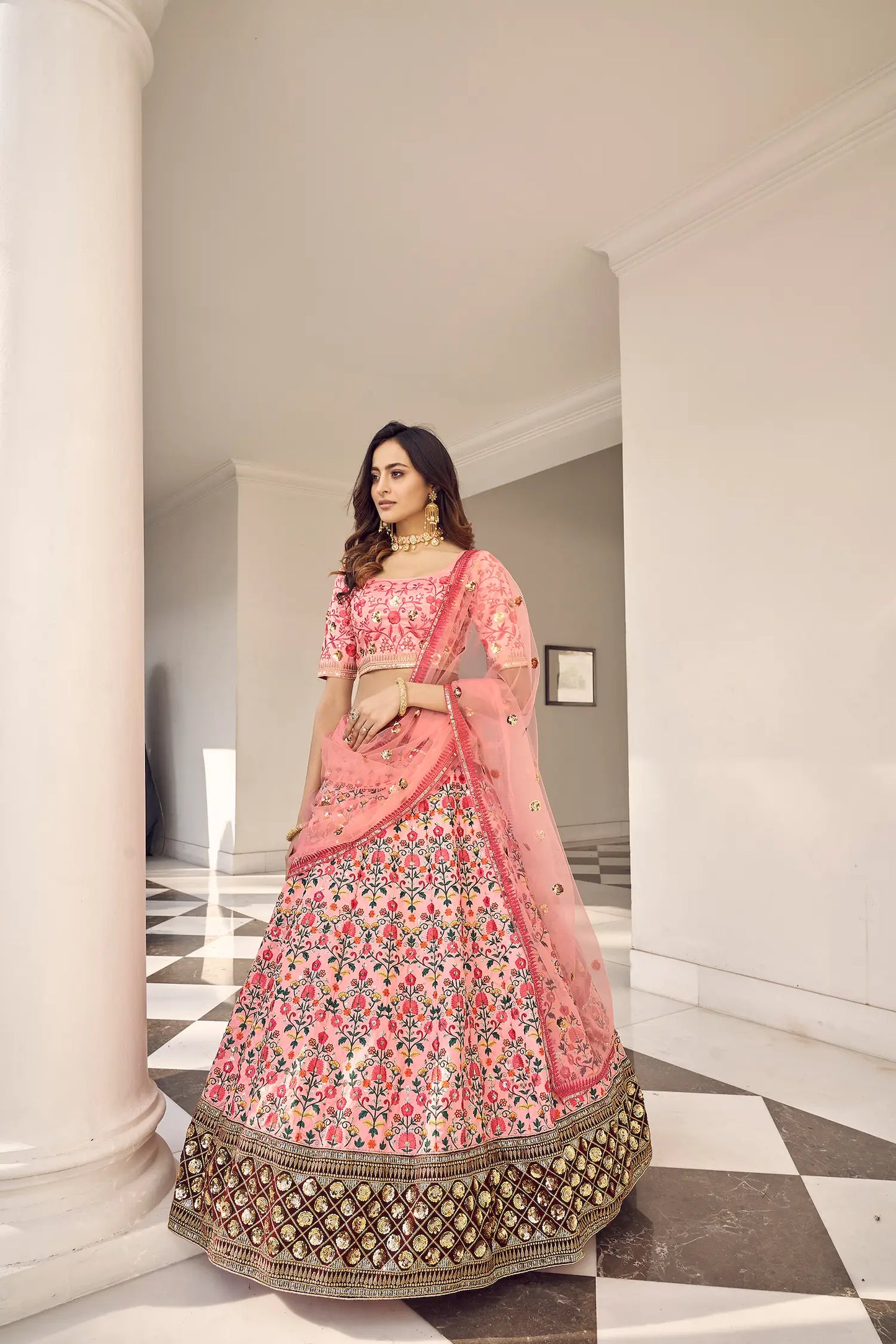 Rosa Kunstseide Lehenga Choli mit Fadenstickerei und Pailletten KAYANI COLLECTION