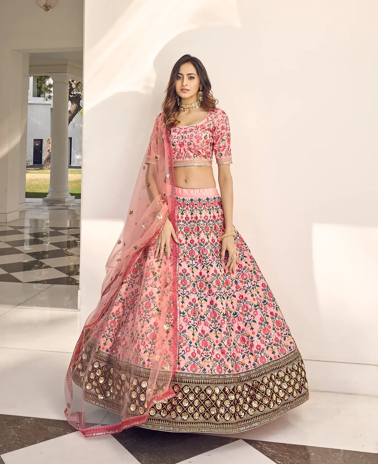 Rosa Kunstseide Lehenga Choli mit Fadenstickerei und Pailletten KAYANI COLLECTION