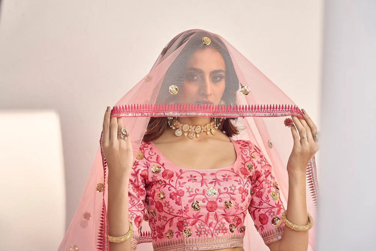Rosa Kunstseide Lehenga Choli mit Fadenstickerei und Pailletten KAYANI COLLECTION