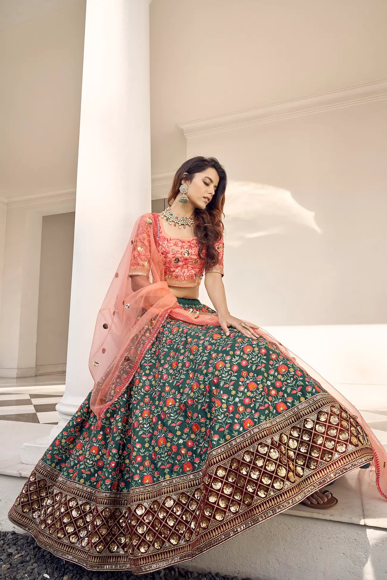 Lehenga Choli Vert et Rose en Soie Art Verte avec Broderie au Fil et Sequins COLLECTION KAYANI