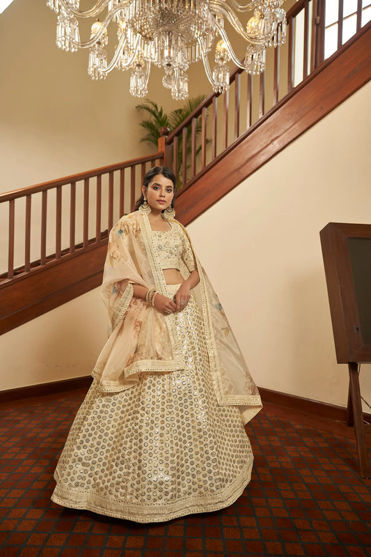 Lehenga choli beige avec broderies de fils, zari et sequins, accompagné d'une dupatta imprimée numérique