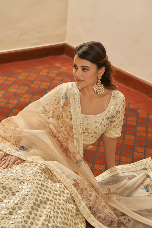 Lehenga choli beige avec broderies de fils, zari et sequins, accompagné d'une dupatta imprimée numérique