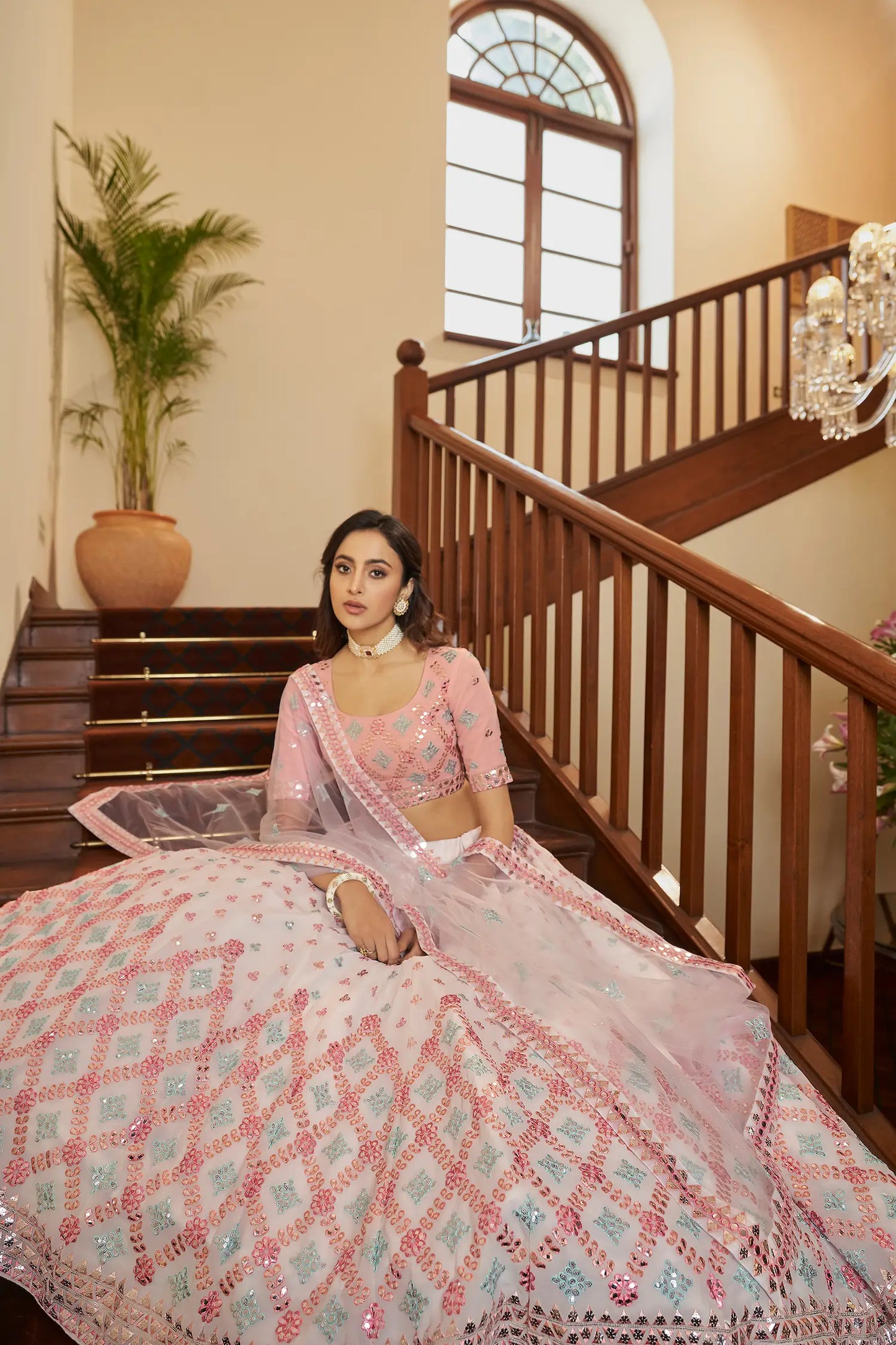 Ensemble Lehenga Blanc Nacré en Georgette avec Travail Gota Patti et Broderies