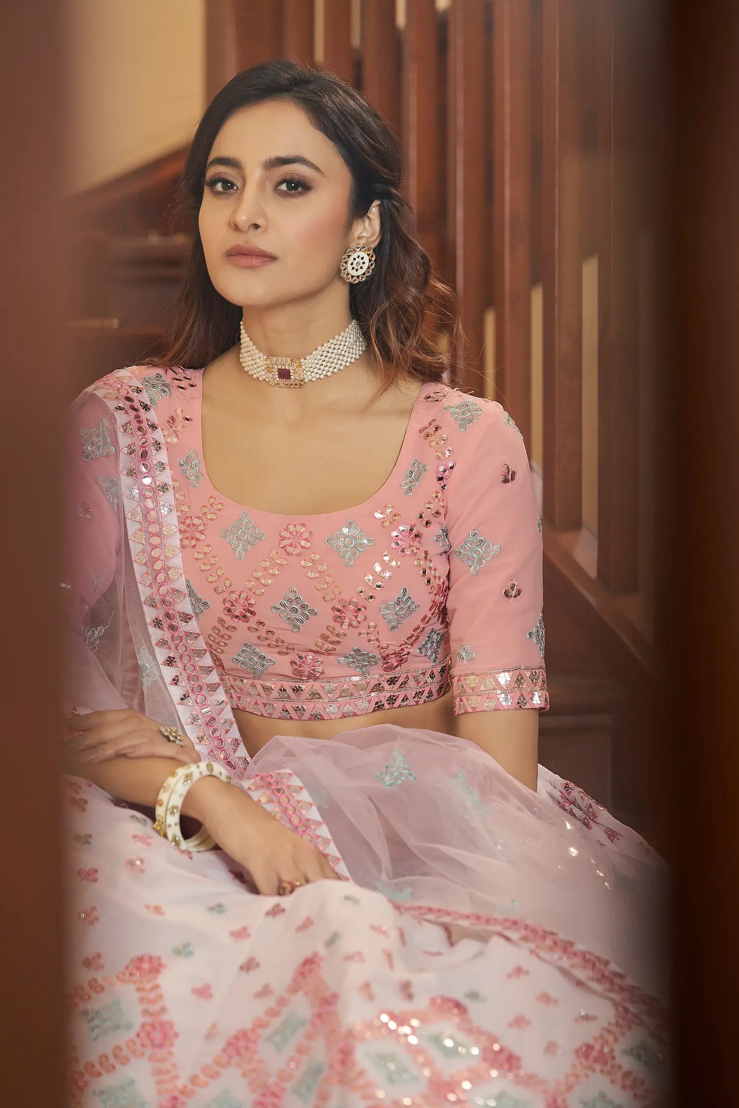 Ensemble Lehenga Blanc Nacré en Georgette avec Travail Gota Patti et Broderies
