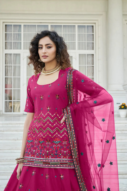 Ensemble Lehenga Rose Vif en Chiffon avec Travail Gota Patti et Broderies Perlées