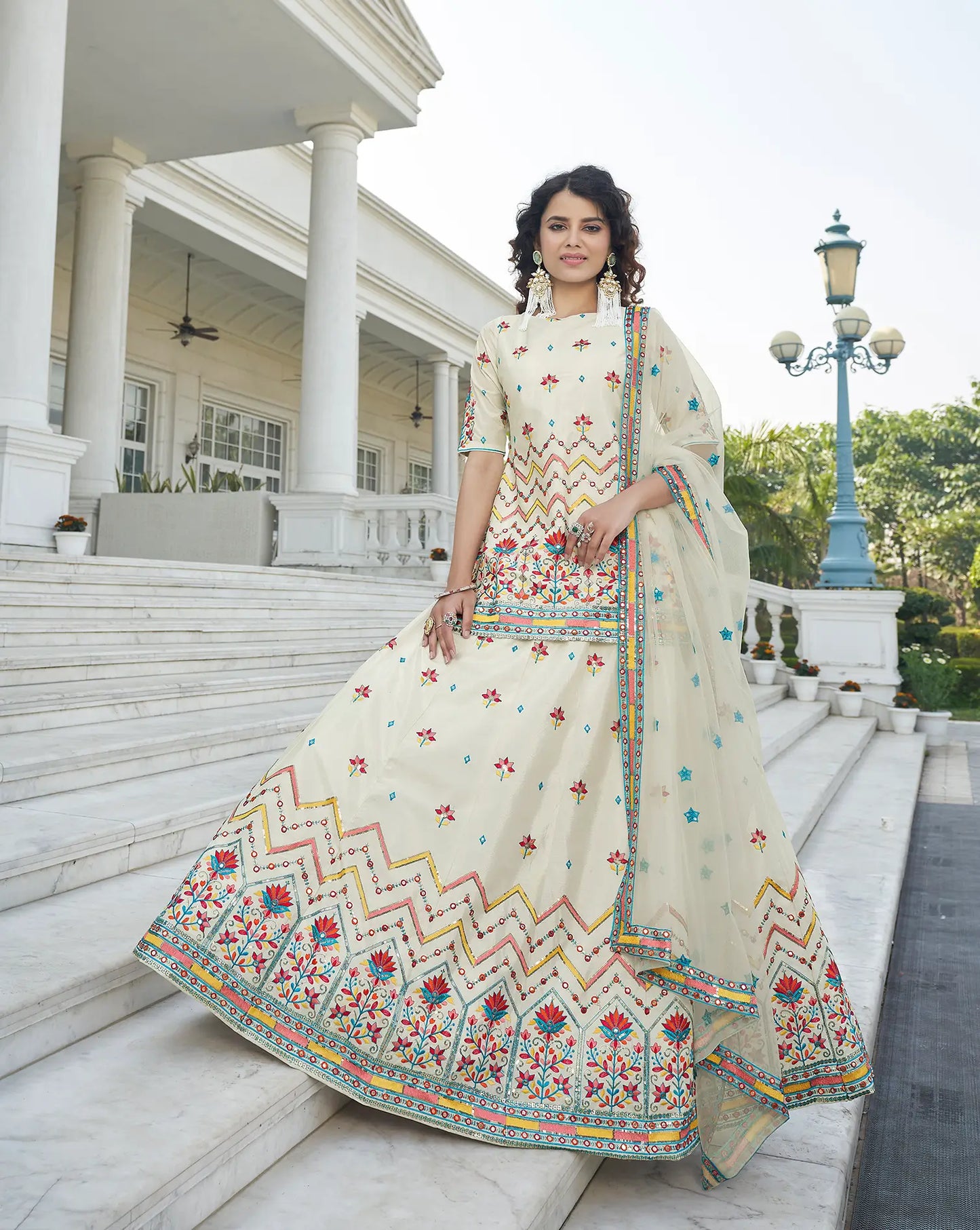Lehenga Choli Beige Chinon avec Broderie en Gota Patti, Fil et Sequins