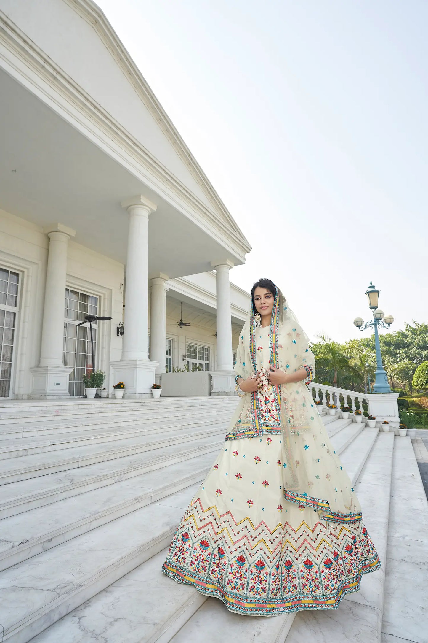 Lehenga Choli Beige Chinon avec Broderie en Gota Patti, Fil et Sequins