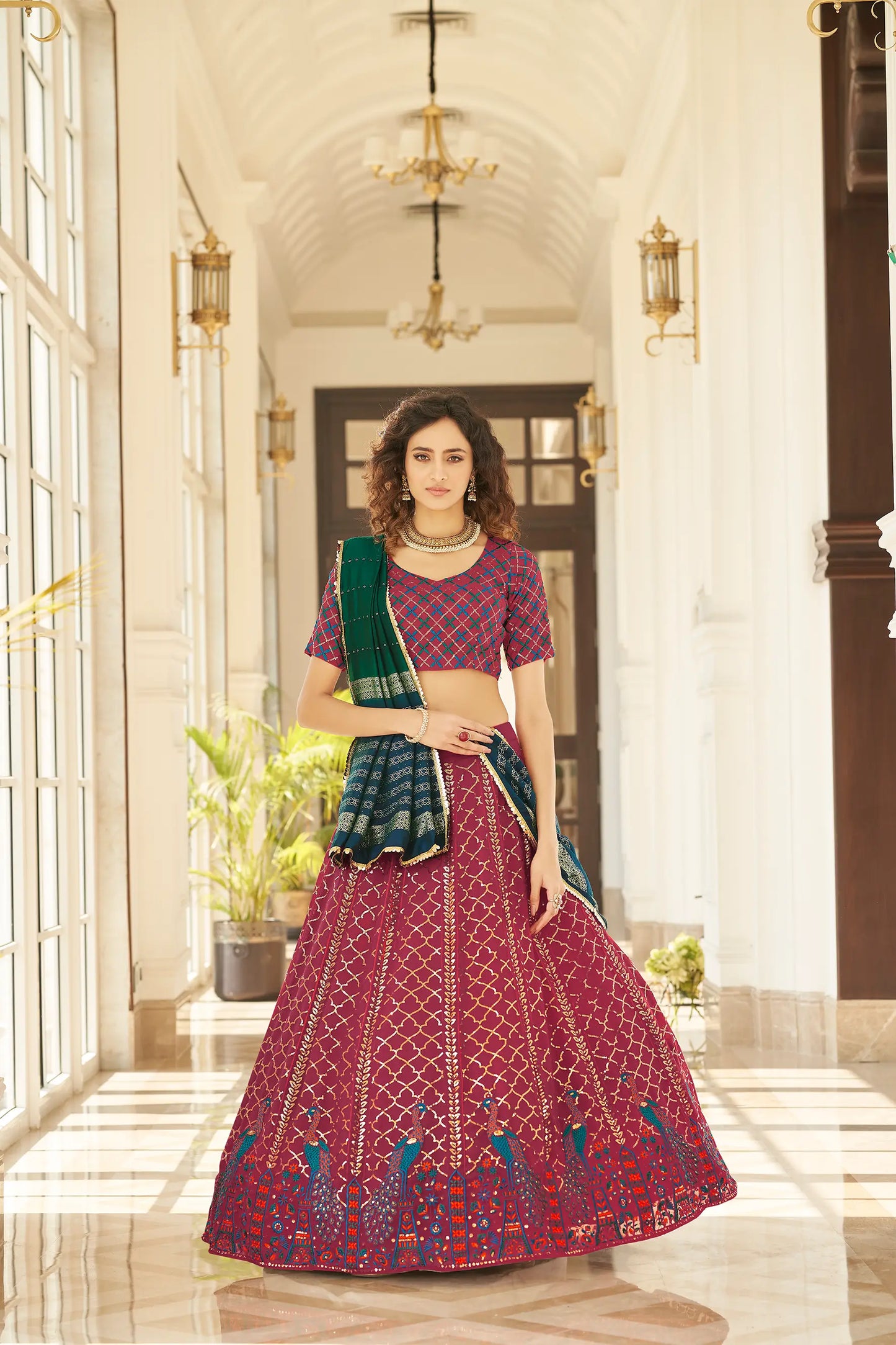 Lehenga bordeaux avec travail de broderie au fil et sequins, accompagné d'une dupatta imprimée