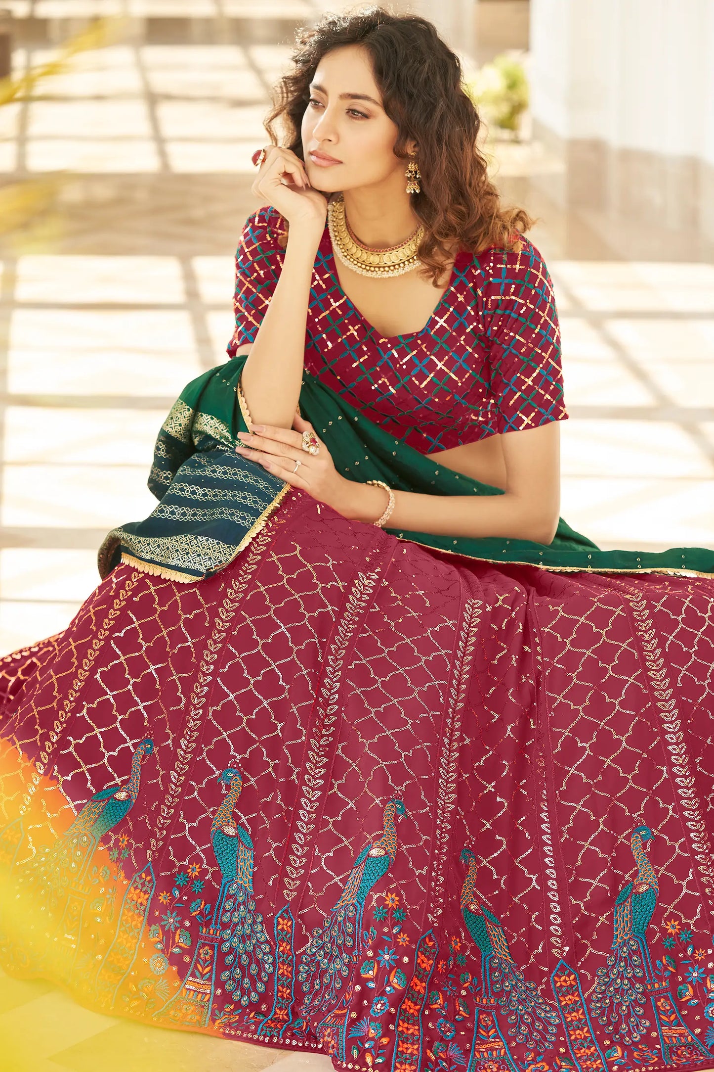 Lehenga bordeaux avec travail de broderie au fil et sequins, accompagné d'une dupatta imprimée