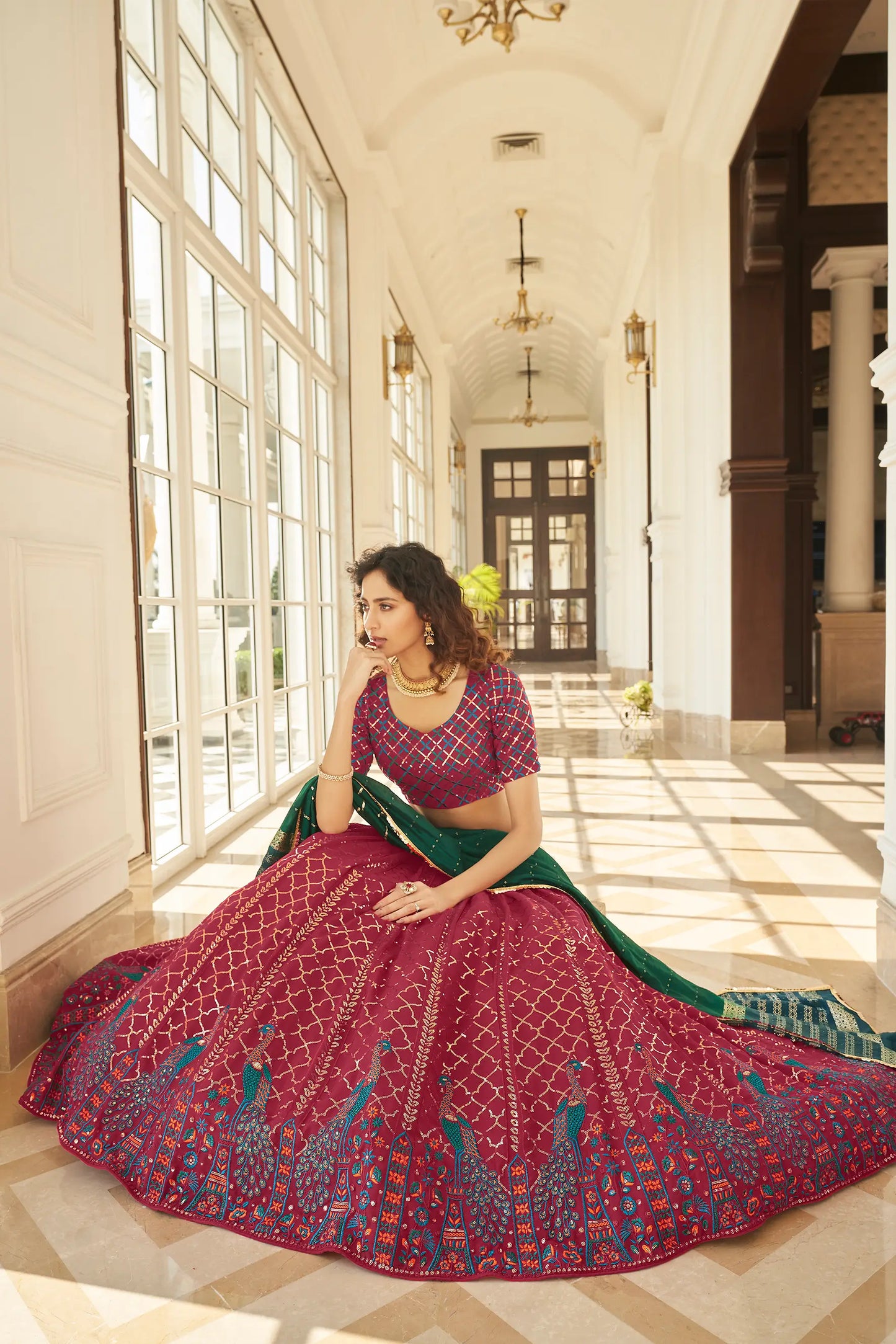 Lehenga bordeaux avec travail de broderie au fil et sequins, accompagné d'une dupatta imprimée