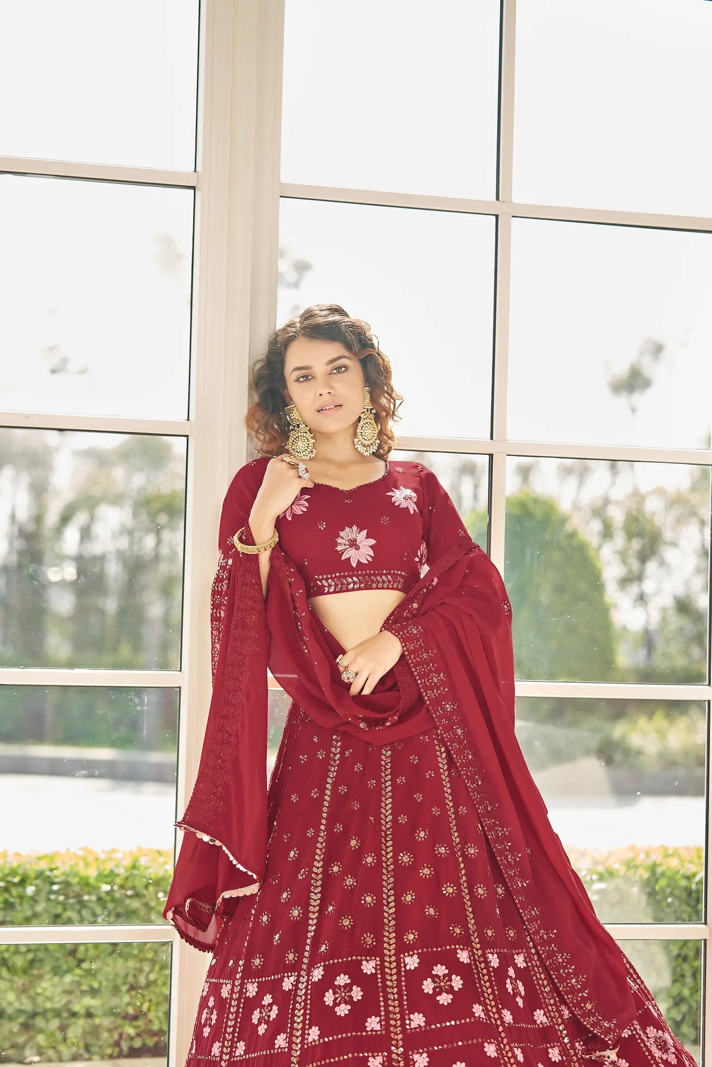 Lehenga Choli en Georgette Rouge avec Broderie en Fil et Sequins