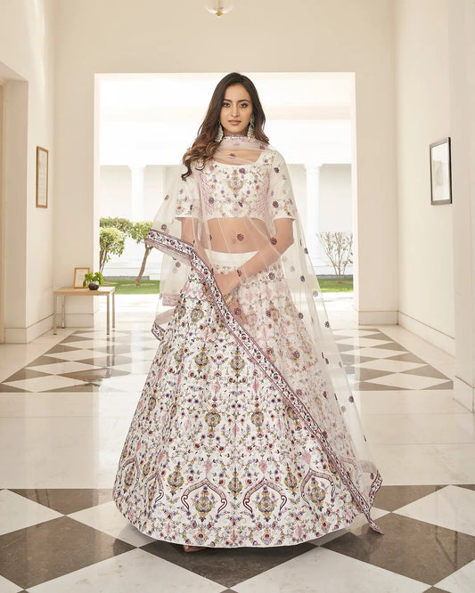 Lehenga Choli en Soie Blanche avec Broderie en Fil et Sequins COLLECTION KAYANI
