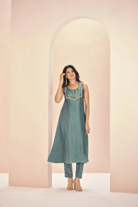 Salwar Suit en Organza Vert d'eau avec Broderie à la Main
