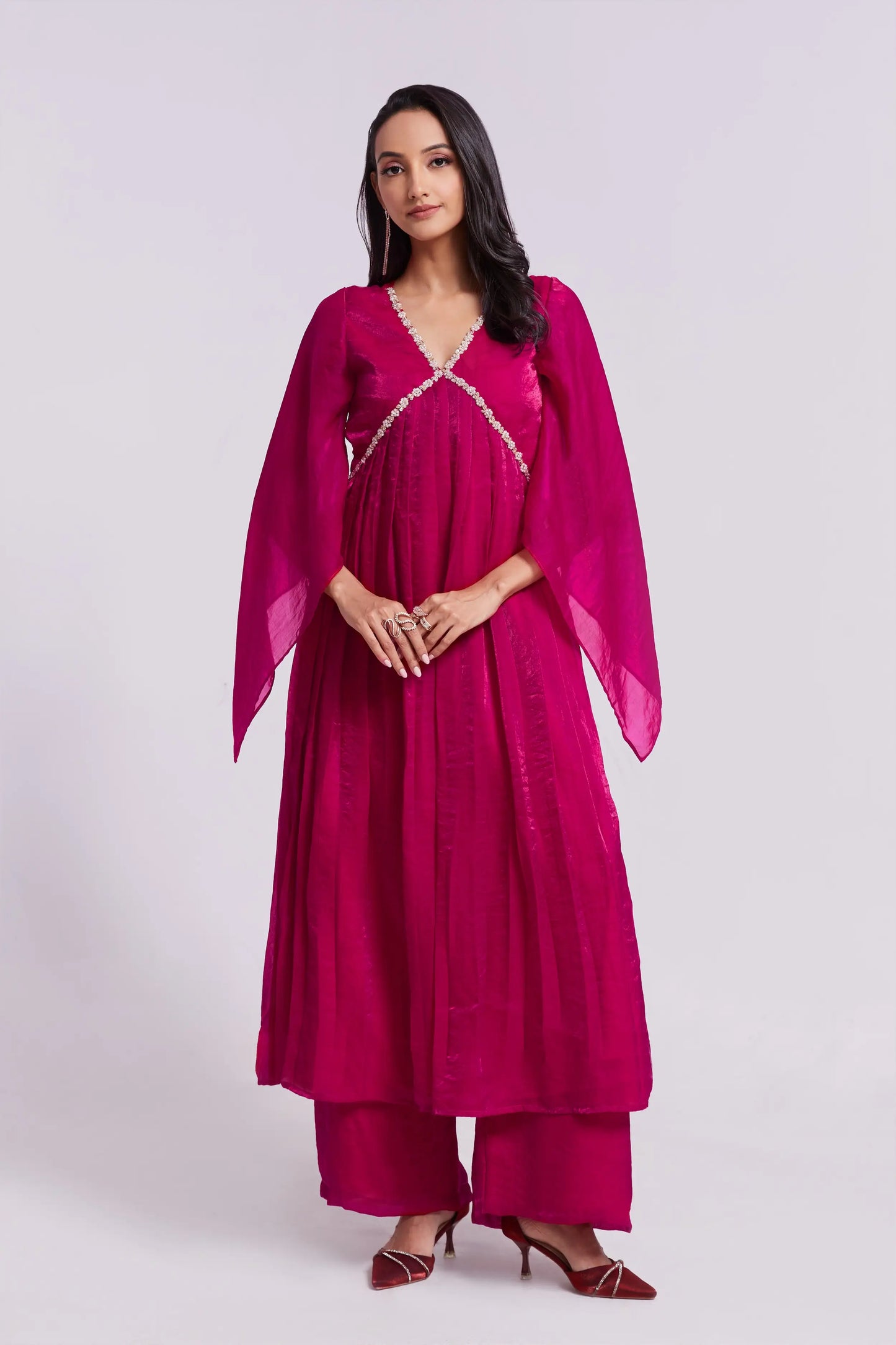 Rosa Salwar-Anzug aus reinem Organza mit Handarbeit