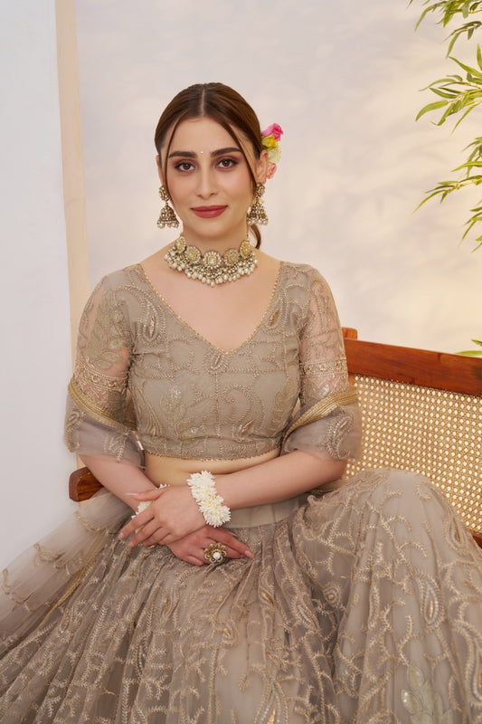 Lehenga gris taupe brillant en filet avec broderies et sequins COLLECTION MAISHA