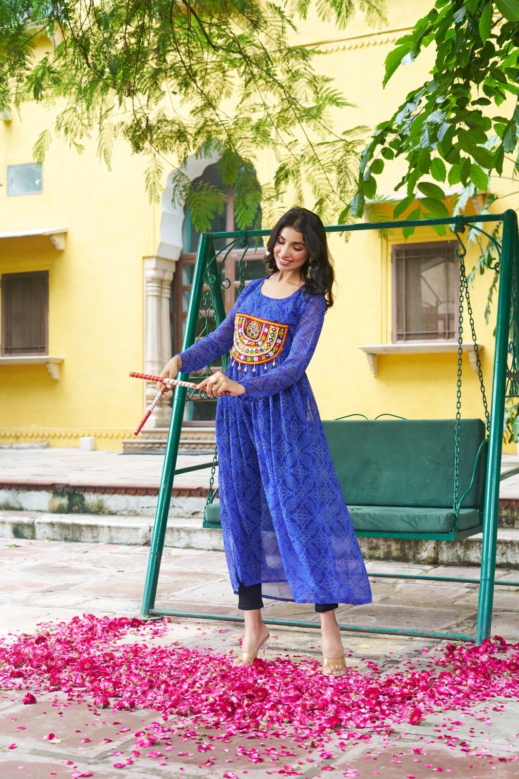 Eleganter rosa-grauer Braut-Lehenga mit Zarkan-Stickerei und Pailletten