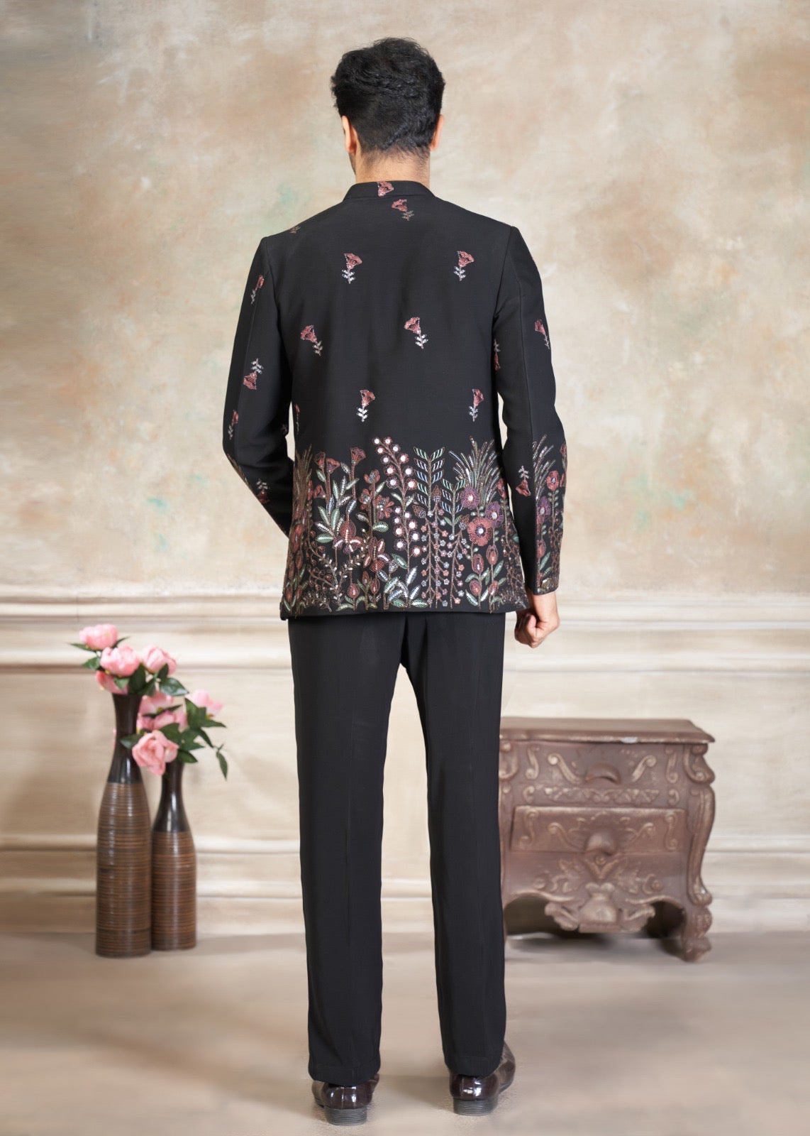 Ensemble Homme Costume Jodhpuri Noir Haut de Gamme en Terry Rayon avec Broderies de fleurs et Sequins COLLECTION KANWAR