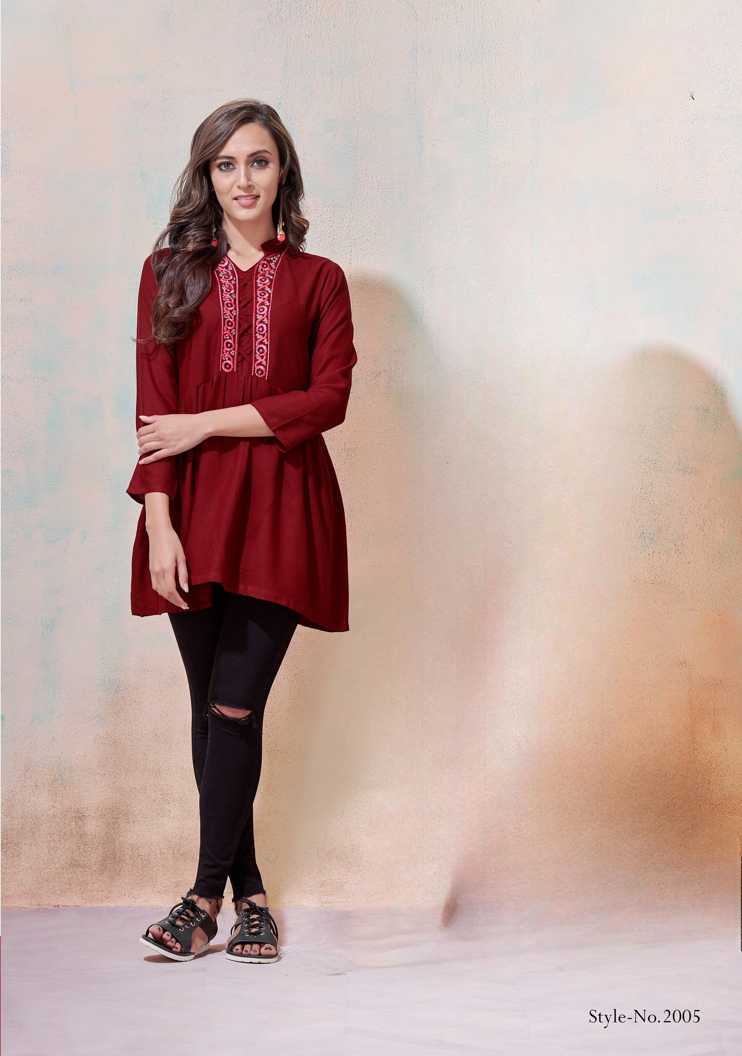Schlichtes, burgunderrotes, kurzes Kurta-Top aus Viskose mit Stickerei