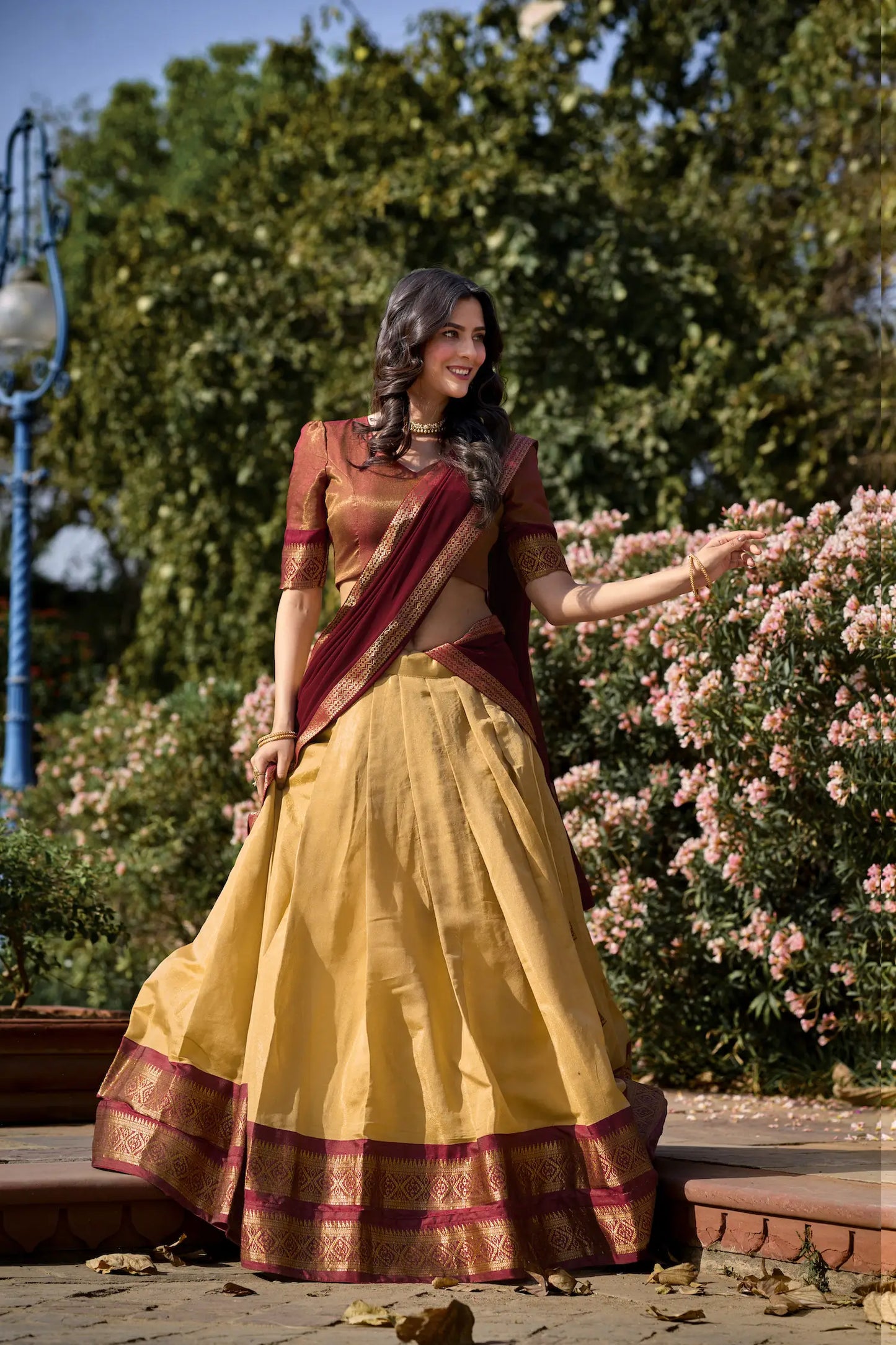 Kanchipuram Lehenga Choli-Set in Gold und Burgunderrot mit gewebten Zari-Motiven
