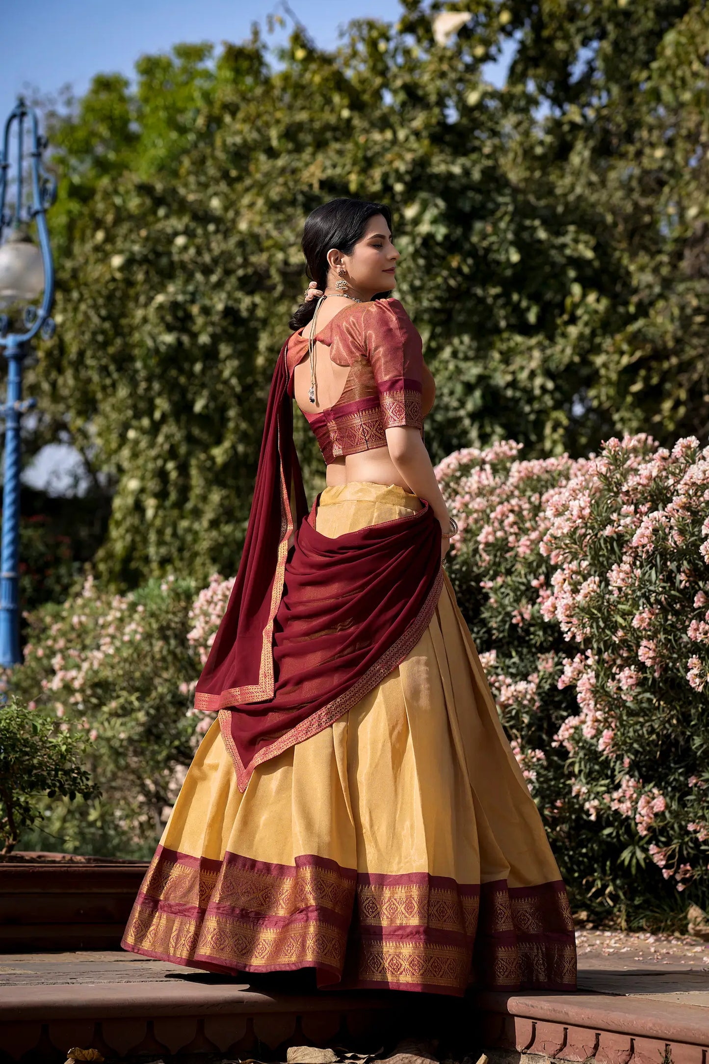 Kanchipuram Lehenga Choli-Set in Gold und Burgunderrot mit gewebten Zari-Motiven