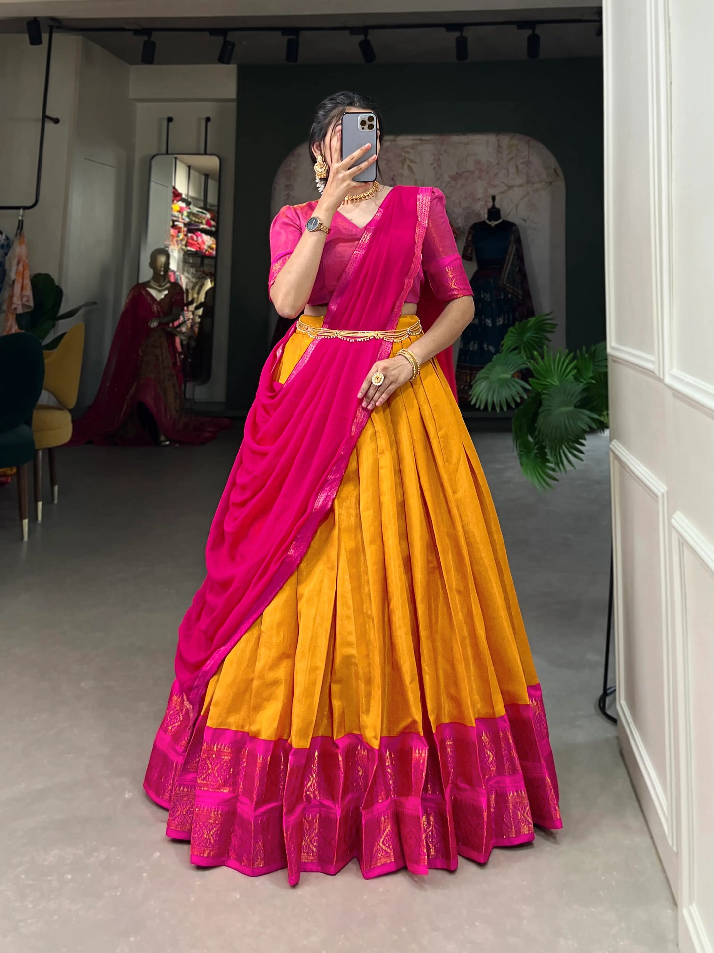 Rosa und gelbes Kanchipuram Lehenga Choli-Set mit gewebten Zari-Motiven