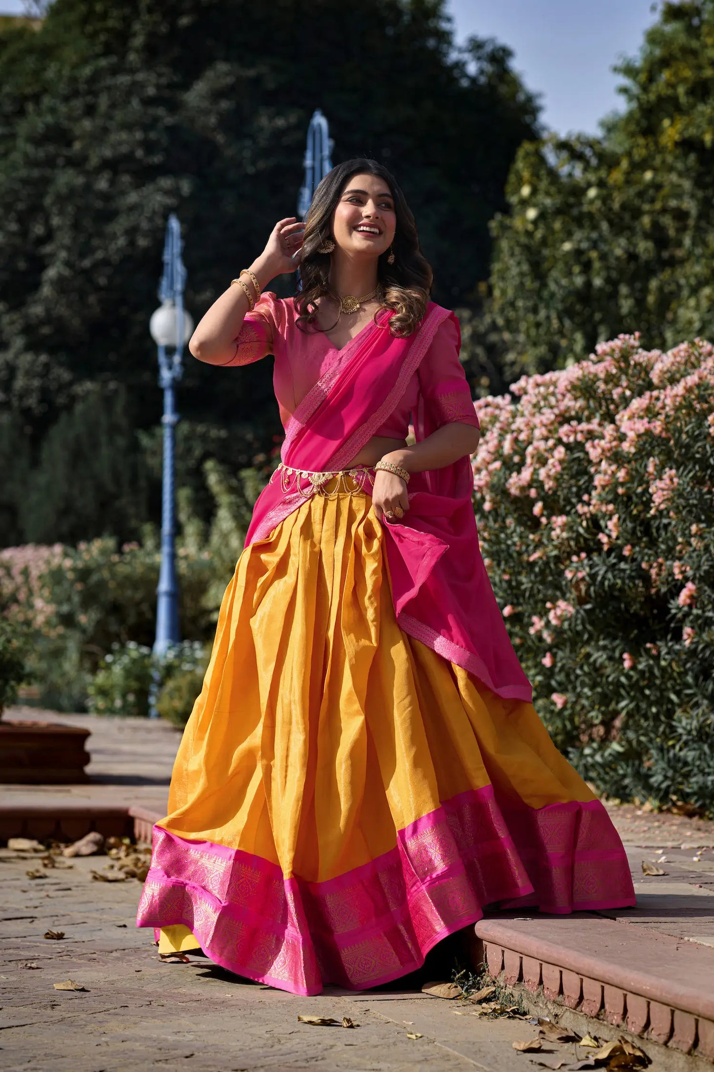Rosa und gelbes Kanchipuram Lehenga Choli-Set mit gewebten Zari-Motiven