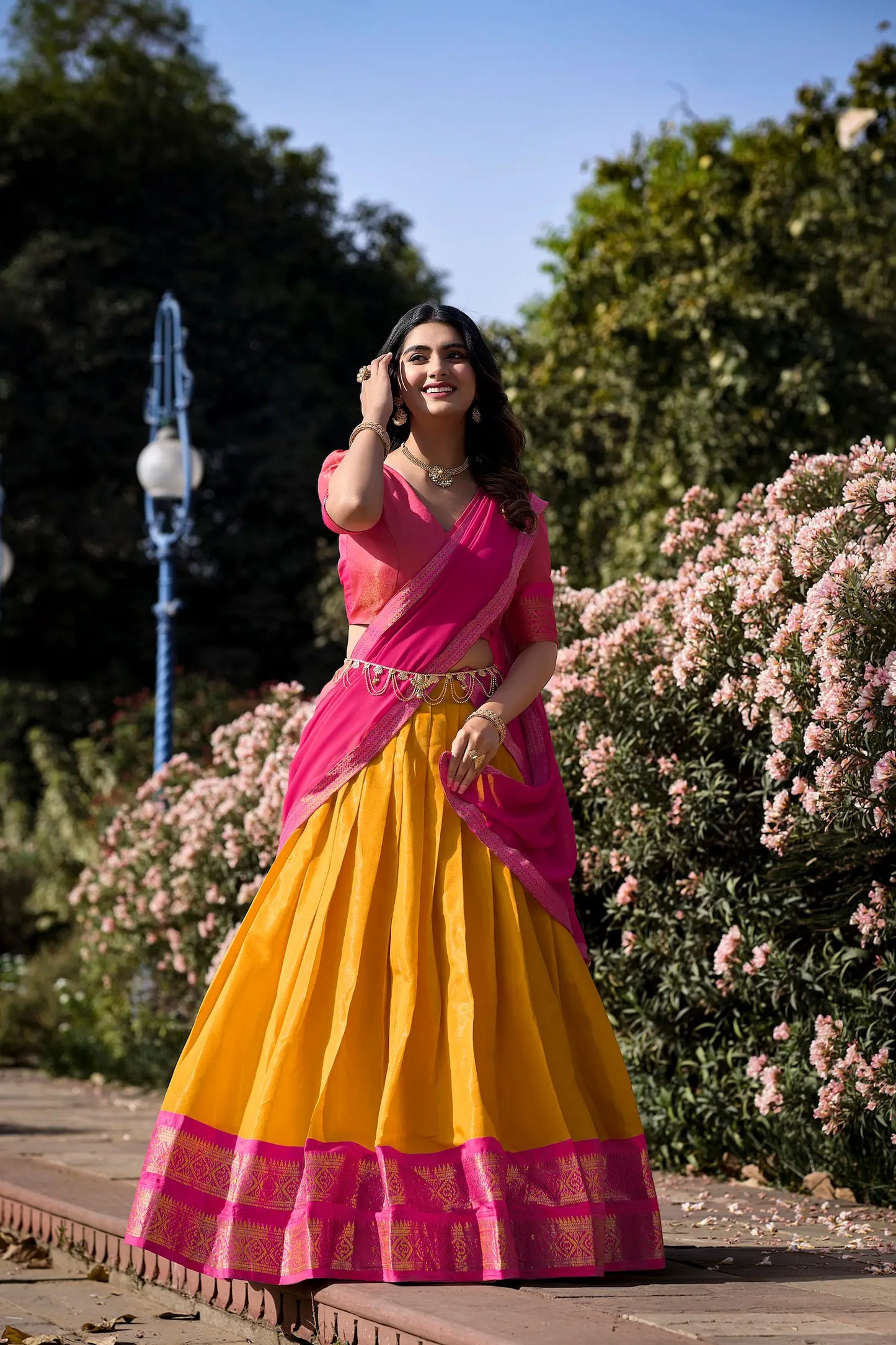 Rosa und gelbes Kanchipuram Lehenga Choli-Set mit gewebten Zari-Motiven