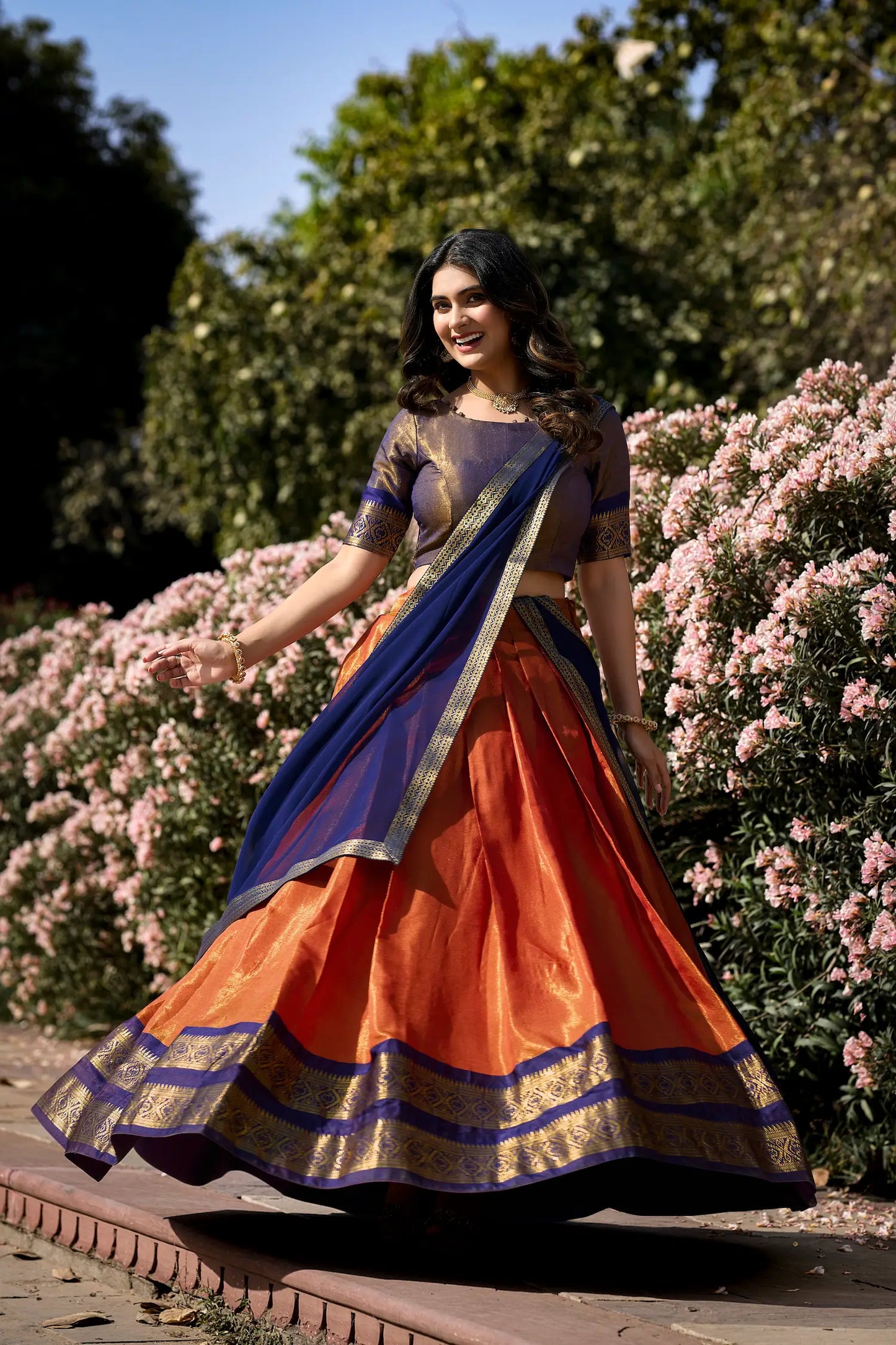 Orangefarbenes Kanchipuram Lehenga Choli-Set mit gewebten Zari-Motiven