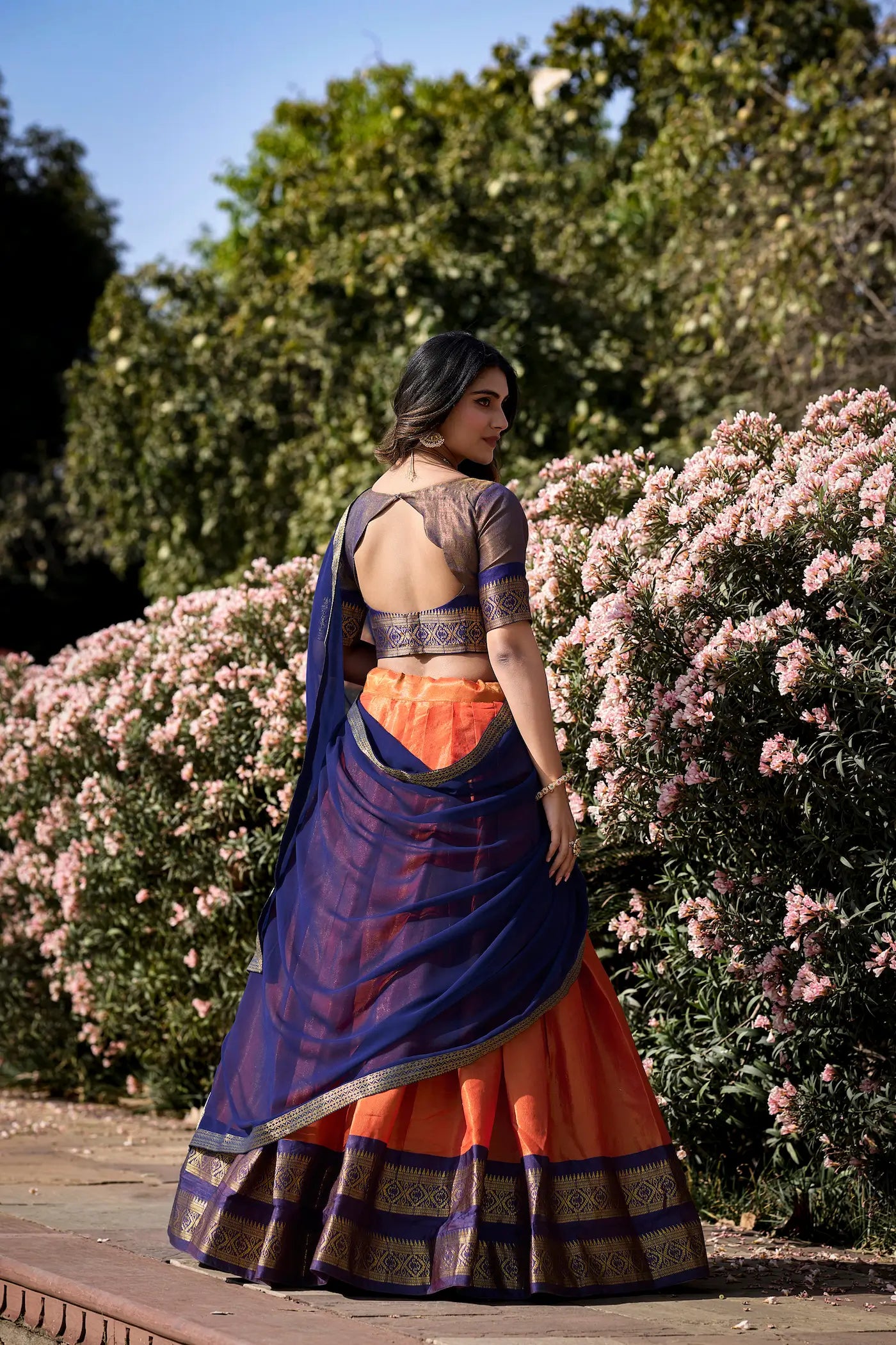 Orangefarbenes Kanchipuram Lehenga Choli-Set mit gewebten Zari-Motiven