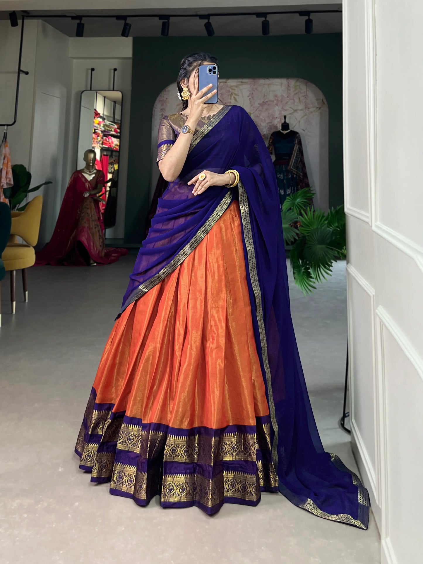 Orangefarbenes Kanchipuram Lehenga Choli-Set mit gewebten Zari-Motiven